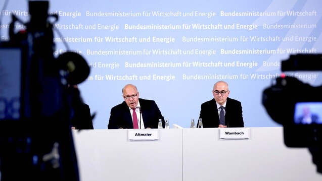 Der Bundesminister für Wirtschaft und Energie, Peter Altmeier (links), nahm am 3. Juli 2018 das Hauptgutachten der Monopolkommission vom Vorsitzenden Achim Wambach (rechts) entgegen. (b / Foto: M. Popow / imago) 