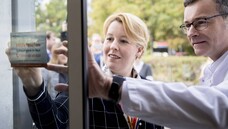 Bundesfamilienministerin Franziska Giffey (SPD) bringt in der Berliner Pfauen-Apotheke am Eingang einen Aufkleber des Hilfetelefons „Schwangere in Not“ an. (c / Foto: photothek / imago)
