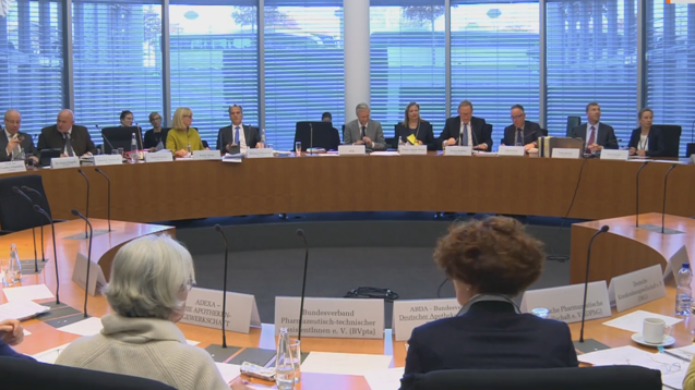 Im Gesundheitsausschuss des Bundestags beantworteten am heutigen Mittwoch Experten die Fragen von Abgeordneten zur geplanten PTA-Reform. (Foto: Screenshot, Mediathek des Deutschen Bundstags)